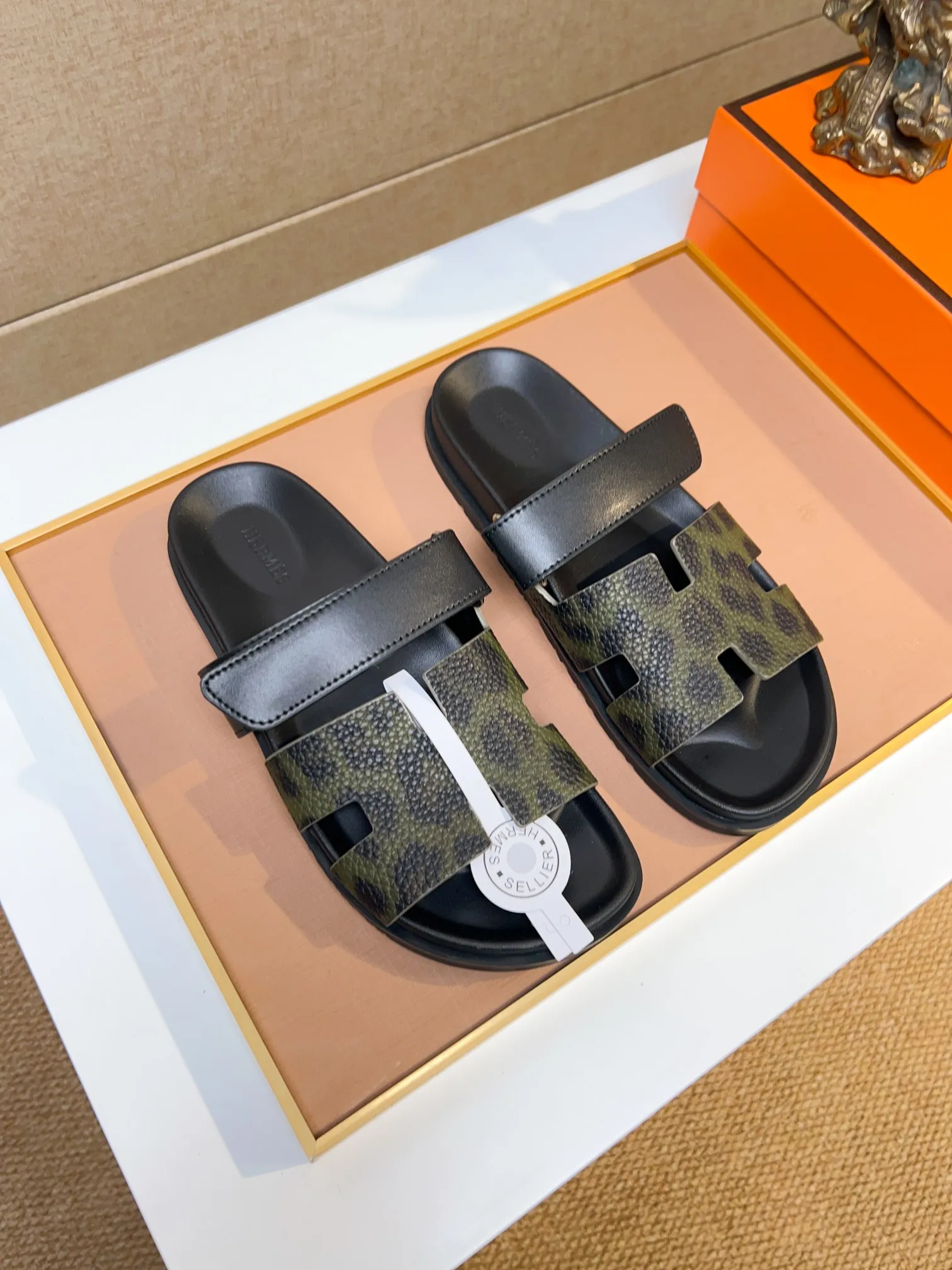 Men's clothing and shoes 💰340 💅💅💅 new arrival. Hermes Hermes official website latest counter synchronized new oran color leather H slippers, the original Paris version flew back to the original model and opened the mold to make it perfectly🍌The highest quality Sincerity, you can enter and leave the counter at will [Deyi] The upper is made of original customized  colored palm prints, crocodile print, ostrich print, colored cow leather, colored cow suede, 🤔 horse hair, 🥳 colored diamonds, 🥰 3D printing, and other genuine leather slippers, imported cow pattern foot pad lining, Italian  latest original genuine leather combination outsole Code number: 38-48 (customized at 46.47.48) Can be made into picture combination sole with genuine leather pattern and ordinary molded outsole